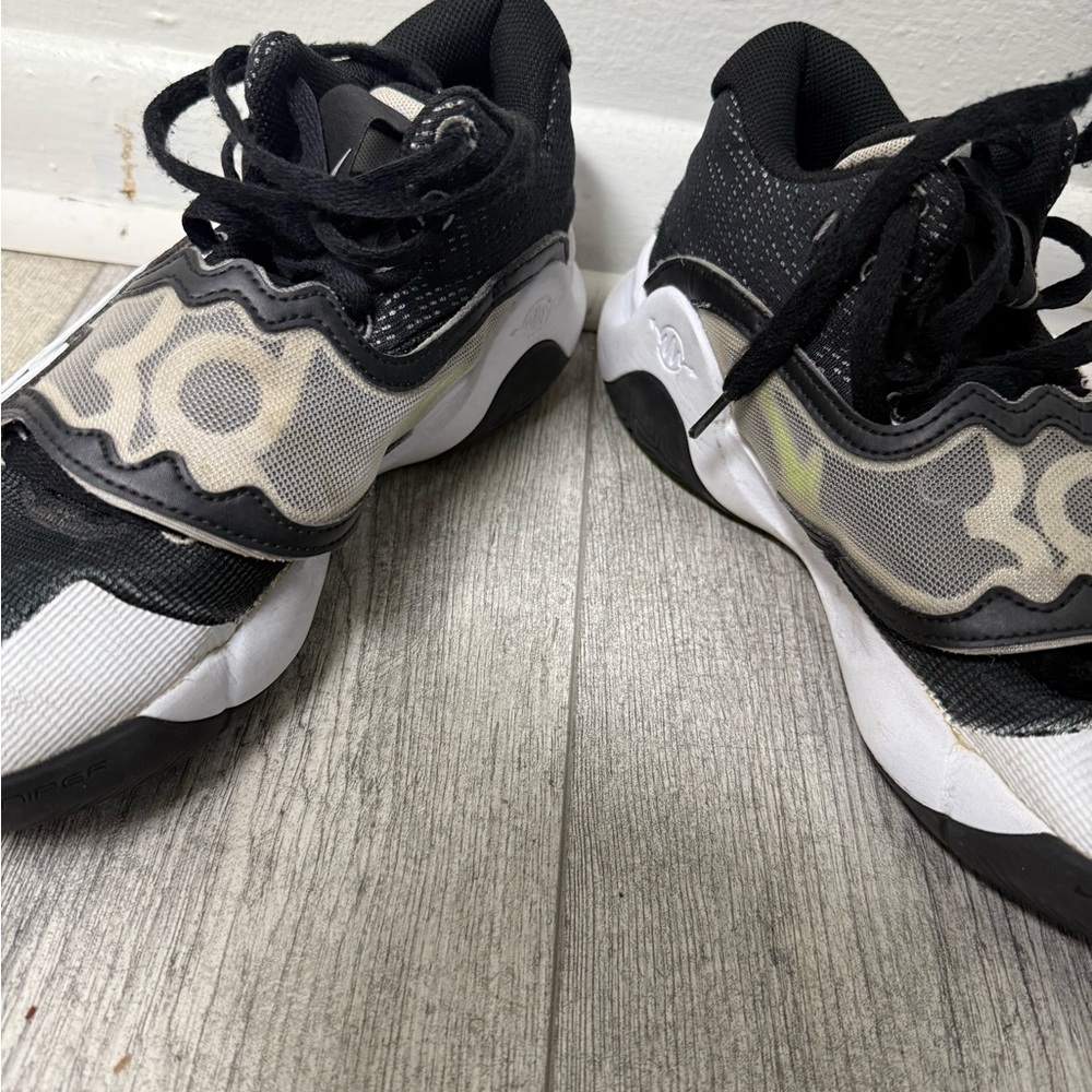 Used Beautifully worn. Nike KD Trey 5 X basketball sneakers in a black, white